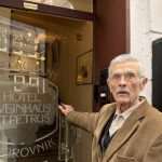 Marko Tapalović (84) ispred ulaza u svoj hotel u Gelsenkirchenu / Foto: Fenix (SIM)
