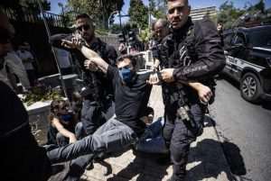 VEZALI SE I LANCIMA: Izraelska policija uhićivala propalestinske prosvjednike okupljene ispred američkog konzulata u Jeruzalemu Propalestinski prosvjed ispred američkog konzulata u Jeruzalemu / Foto: Anadolu