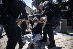 VEZALI SE I LANCIMA: Izraelska policija uhićivala propalestinske prosvjednike okupljene ispred američkog konzulata u Jeruzalemu Propalestinski prosvjed ispred američkog konzulata u Jeruzalemu / Foto: Anadolu