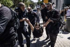 VEZALI SE I LANCIMA: Izraelska policija uhićivala propalestinske prosvjednike okupljene ispred američkog konzulata u Jeruzalemu Propalestinski prosvjed ispred američkog konzulata u Jeruzalemu / Foto: Anadolu