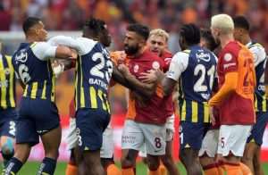 VELIKI ISTANBULSKI DERBI: Livakovićev Fenerbache slavio u gostima kod Galatasaraya, utakmicu obilježile velike tenzije Detalj s velikog istanbulskog derbija između Galatasaraya i Fenerbahcea i Galatasaraya / Foto: Anadolu