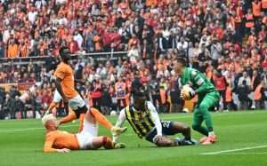 VELIKI ISTANBULSKI DERBI: Livakovićev Fenerbache slavio u gostima kod Galatasaraya, utakmicu obilježile velike tenzije Detalj s velikog istanbulskog derbija između Galatasaraya i Fenerbahcea i Galatasaraya / Foto: Anadolu