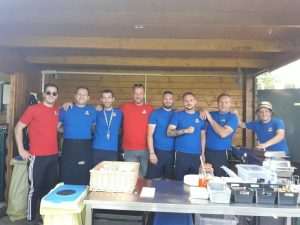 (FOTO) 10. SPORTSKI SUSRETI HRVATSKE NASTAVE U HESSENU (III): Donosimo još jedan nastavak teksta o susretu koji je obilježila igra, zajedništvo, smijeh i zabava Ekipa za roštilj / Foto: Fenix (V. Jarček)