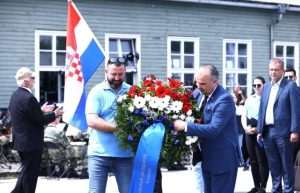 79. OBLJETNICA OSLOBOĐENJA: Veleposlanik Glunčić s hrvatskim izaslanstvom u Mauthausenu u Austriji odao počast žrtvama nacionalsocijalizma 79. OBLJETNICA OSLOBOĐENJA: Veleposlanik Glunčić s hrvatskim izaslanstvom u Mauthausenu u Austriji odao počast žrtvama nacionalsocijalizma