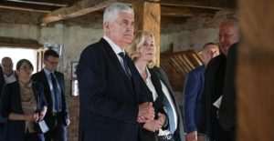 Dragan Čović i Željana Zovko na obilježavanju 79. godišnjice zločina u Burića štali u Garevcu, koji se obilježava u sklopu „Dana sjećanja 2024“ u Posavskoj Mahali / Foto: Fenix (HDZ BiH)