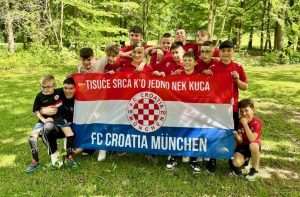 SLAVLJE HRVATA U MÜNCHENU: Igrači i navijači Croatije U13 proslavili 1. mjesto i ulazak u Kreisligu SLAVLJE HRVATA U MÜNCHENU: Igrači i navijači Croatije U13 proslavili 1. mjesto i ulazak u Kreisligu