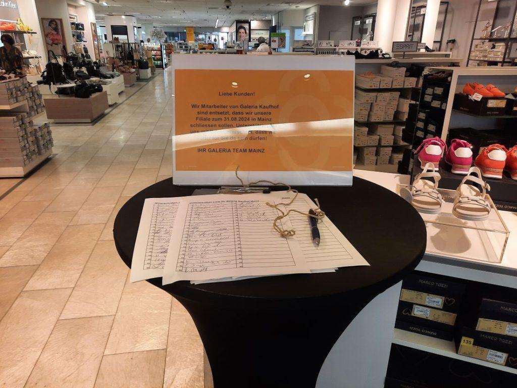 Zaposlenici Kaufhofa u Mainzu prikupljaju potpise / Foto: Fenix (MD)
