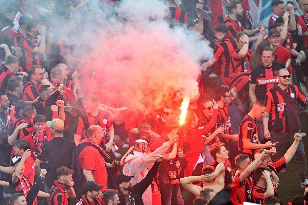 Pirotehnika na stadionu / Foto: David Inderlied/dpa