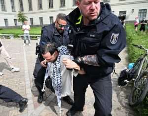 OPET BURNO U BERLINU: Policija intervenirala na propalestinskom prosvjedu u sveučilišnom kampusu Propalestinski prosvjed u Berlinu
