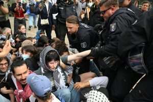 OPET BURNO U BERLINU: Policija intervenirala na propalestinskom prosvjedu u sveučilišnom kampusu Propalestinski prosvjed u Berlinu