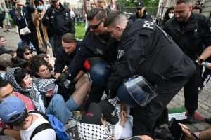 OPET BURNO U BERLINU: Policija intervenirala na propalestinskom prosvjedu u sveučilišnom kampusu Propalestinski prosvjed u Berlinu