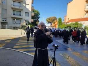 (FOTO i VIDEO) PRVI PUT U ZADRU PROCESIJA S MOĆIMA BL. JAKOVA ZADRANINA: Među folklorašima u procesiji i mladi Hrvat iz Züricha i Nijemac iz Reutlingena