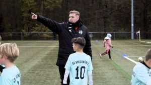 SJAJAN USPJEH BASTIANA KALAICE: Mladi hrvatsko-njemački trener s U-11 nogometašima SG Bruchköbel osvojio sve titule u sezoni 2023/2024 Bastian Kalaica s U-11 nogometašima SG Bruchköbel / Foto: Fenix (N. Kalica)