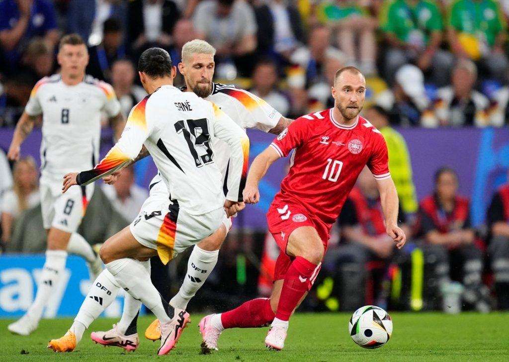 Danac Christian Eriksen u duelu s njemačkim igračima / Foto: Anadolu