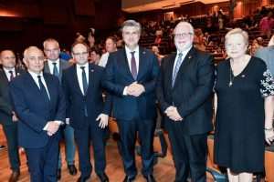 SPEKTAKULARNA ZAVRŠNICA FESTIVALA HBZ: Premijer Plenković izjavio kako „nikad u životu nije vidio pozornicu ljudi koja je tako puna i vesela“ Premijer Plenković sa suradnicima na Festival tambure HBZ U Zagrebu / Foto: Fenix (HMI)