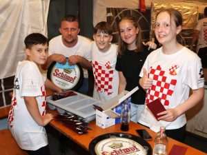 (FOTO) TRI DANA FESTIVALA: Hrvati oduševili na 49. Neckarfestu u Rottenburgu Hrvati na 49. Neckarfestu u Rottenburgu Foto Fenix (Željko Cindrić)