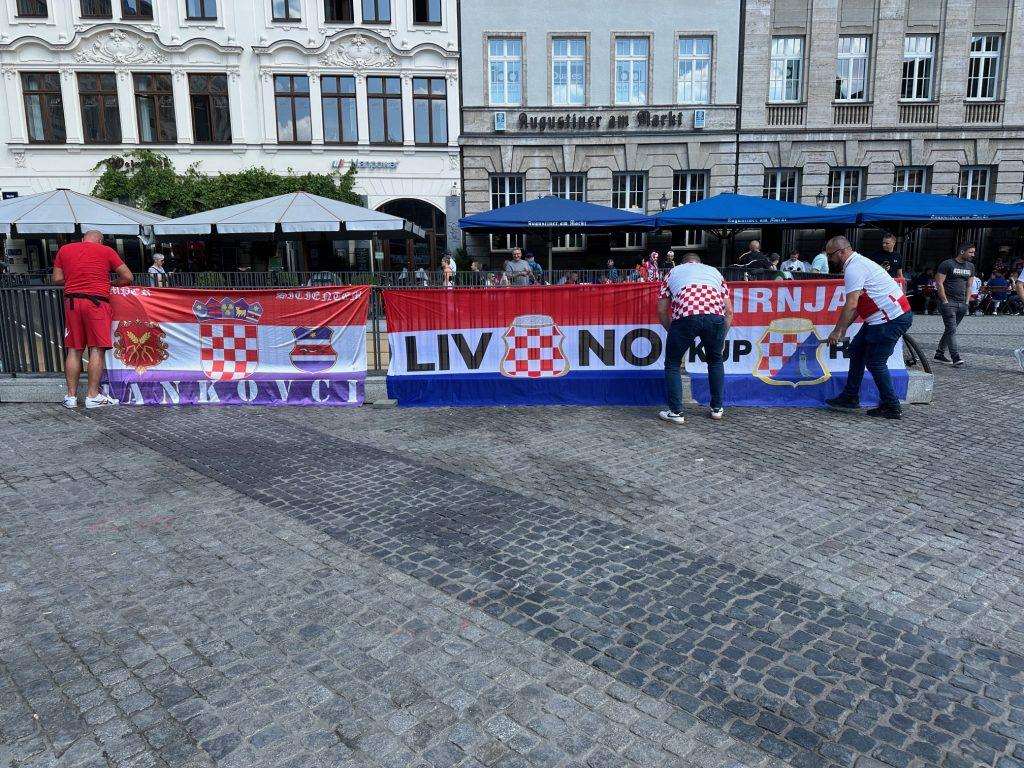 Hrvatski navijači postavljaju navijačke zastave na glavnom trgu u Leipzigu / Foto: Fenix (SIM)