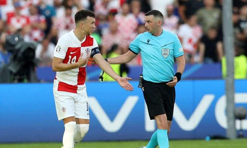 Ivan Perišić u razgovoru sa sucem nakon poništenog pogotka / Foto: Hina