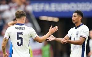 ČUDESAN POVRATAK ENGLEZA: "Gordi Albion" uz dosta sreće tek u produžetku srušio Slovačku John Stones čestita Jude Bellinghamu / Foto: Anadolu