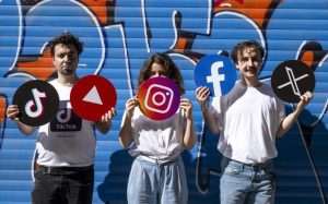 PET MILIJARDI LJUDI KORISTI DRUŠTVENE MREŽE: Facebook prvi po broju korisnika, TikTok na 5. mjestu – pogledajte sveukupni redoslijed Društvene mreže (ILUSTRACIJA) / Foto: Anadolu