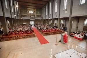 VELIKO SLAVLJE U OFFENBACHU NA MAJNI: Apostolski nuncij, nadbiskup Nikola Eterović podijelio sakrament Svete potvrde 65 krizmanika Apostolski nuncij nadbiskup Nikola Eterović tijekom propovijedi krizmanicima i njihovim obiteljima / Foto: Fenix (HKŽ Offenbach)
