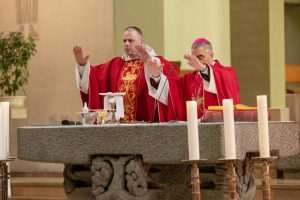 VELIKO SLAVLJE U OFFENBACHU NA MAJNI: Apostolski nuncij, nadbiskup Nikola Eterović podijelio sakrament Svete potvrde 65 krizmanika Župnik fra Ivan Grubišić i nuncij mons. Nikola Eterović tijekom molitve / Foto: Fenix (HKŽ Offenvbach)