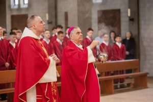 VELIKO SLAVLJE U OFFENBACHU NA MAJNI: Apostolski nuncij, nadbiskup Nikola Eterović podijelio sakrament Svete potvrde 65 krizmanika VELIKO SLAVLJE U OFFENBACHU NA MAJNI: Apostolski nuncij, nadbiskup Nikola Eterović podijelio sakrament Svete potvrde 65 krizmanika