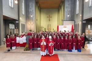 VELIKO SLAVLJE U OFFENBACHU NA MAJNI: Apostolski nuncij, nadbiskup Nikola Eterović podijelio sakrament Svete potvrde 65 krizmanika Župnik fra Ivan Grubišić i nuncij mons. Nikola Eterović s krizmanicima u Offenbachu / Foto: Fenix (HKŽ Offenbach)
