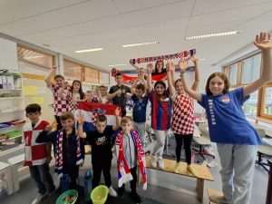 NAVIJAČKO SRCE HRVATSKE NASTAVE HESSEN: Učenici zajedno pratili utakmicu Hrvatska - Albanija Najmlađi su radosno navijali za "Vatrene"/ Foto: HN Hessen