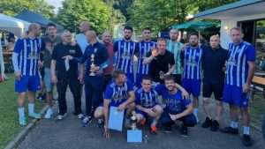 ZRINSKI CUP 2024.: Momčad Zrakić servisa pobjednik turnira, Restoranu Martinsee drugo, a TVD Systemu treće mjesto Malonogometna momčad Zrakić servisa pobjednik je tradicionalnog ljetnog nogometnog turnira Zrinski Cup 2024. / Foto: Fenix (SIM)