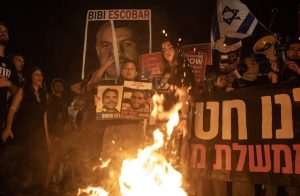 TEL AVIV: Tisuće izraelskih prosvjednika traže dogovor o razmjeni zarobljenika i njihov povratak svojim domovima TEL AVIV: Tisuće izraelskih prosvjednika traže dogovor o razmjeni zarobljenika i njihov povratak svojim domovima