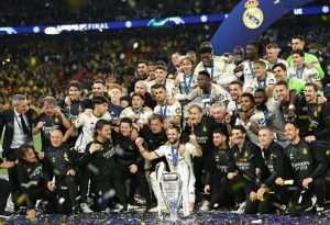 REAL PRVAK EUROPE: Kraljevski klub u drugom poluvremenu slomio Borussiju Dortmund, Modriću šesti trofej Lige prvaka Luka Modrić na slici pobjedničke momčadi Lige prvaka / Foto: Anadolu
