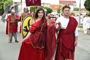 XI. RIMSKI DANI U VINKOVCIMA: Osim borbi gladijatora i sportskim natjecanjima, organizira se i Rimski sajam s proizvodima i uslugama koje su koristili Rimljani,. Ovogodišnji XI. Rimski dani održavaju se pod geslom "Oni za kojima djevojke uzdišu" i posvećeni su sportašima / Foto: Hina
