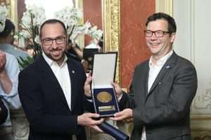 MEDALJA GRADA ZAGREBA: Gradonačelnik Tomašević organizirao prijem za ekipu filma "Čovjek koji nije mogao šutjeti" Gradonačelnik Zagreba Tomislav Tomašević uručio je redatelju i scenaristu Nebojši Slijepčeviću Medalju Grada Zagreba / Foto: Hina