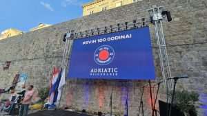 SLAVLJE JUGAŠA: Dubrovački vaterpolski klub Jug proslavio stoti rođendan U staroj gradskoj luci podno dubrovačkih zidina obilježen stoti rođendan Juga, najtrofejnijeg hrvatskog vaterpolskog kluba / Foto: MVEP