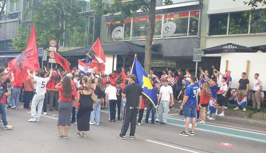 (FOTO) NA ULICAMA STUTTGARTA: Hrvati i Albanci zajedno slave! Foto: Fenix (Marko Kopić)