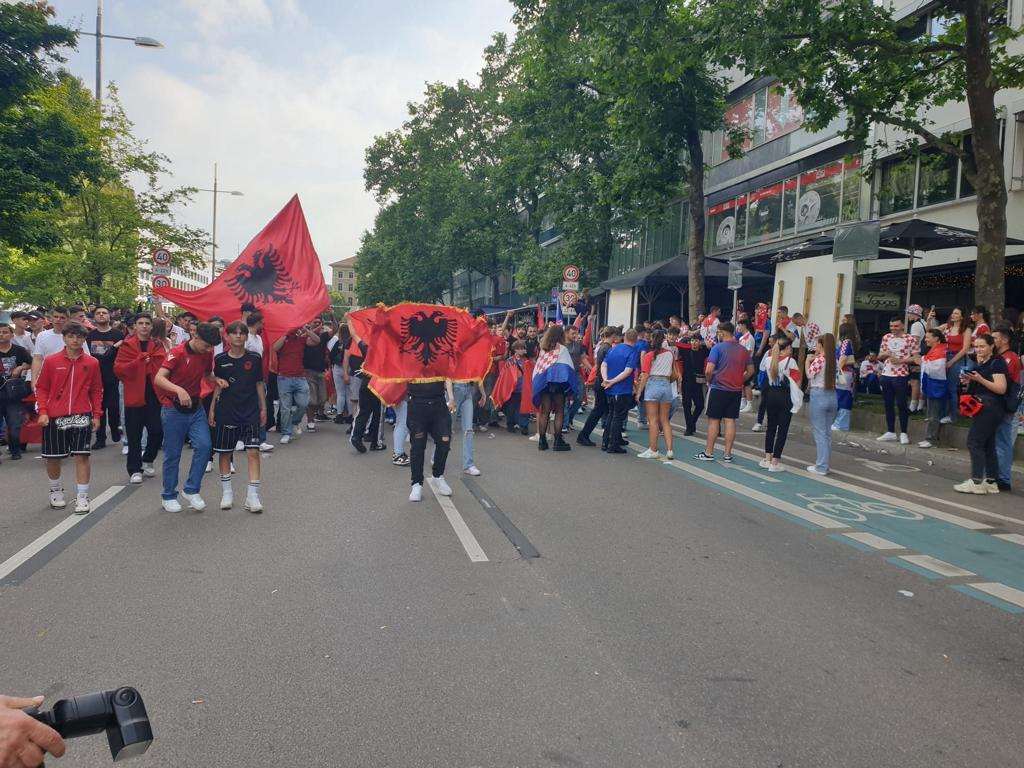 (FOTO) NA ULICAMA STUTTGARTA: Hrvati i Albanci zajedno slave! Foto: Fenix (Marko Kopić)