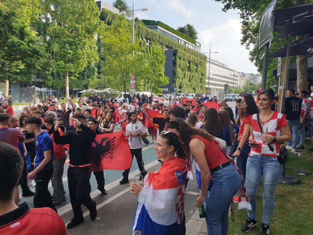 (FOTO) NA ULICAMA STUTTGARTA: Hrvati i Albanci zajedno slave! Foto: Fenix (Marko Kopić)