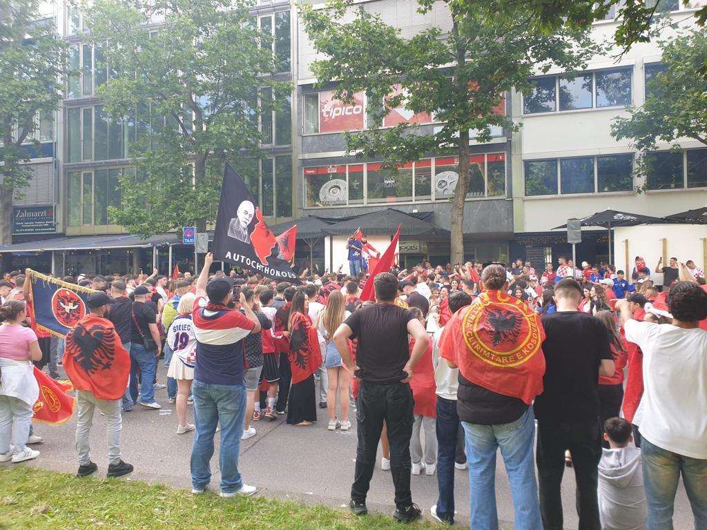 (FOTO) NA ULICAMA STUTTGARTA: Hrvati i Albanci zajedno slave! Foto: Fenix (Marko Kopić)