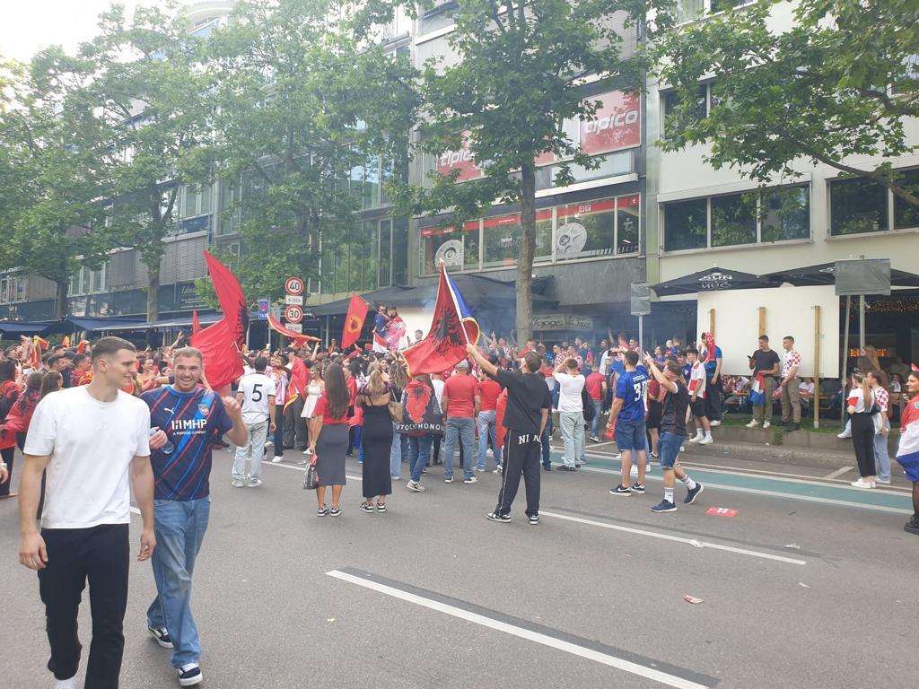 (FOTO) NA ULICAMA STUTTGARTA: Hrvati i Albanci zajedno slave! Foto: Fenix (Marko Kopić)
