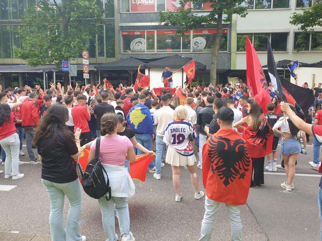 (FOTO) NA ULICAMA STUTTGARTA: Hrvati i Albanci zajedno slave! Foto: Fenix (Marko Kopić)