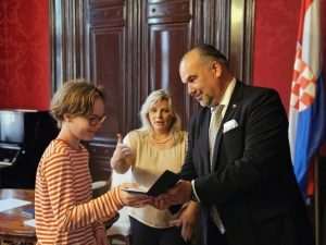 VESELJE UČENIKA I RODITELJA: U veleposlanstvu RH u Beču Hrvatska dječja škola obilježila kraj 22. školske godine VESELJE UČENIKA I RODITELJA: U veleposlanstvu RH u Beču Hrvatska dječja škola obilježila kraj 22. školske godine