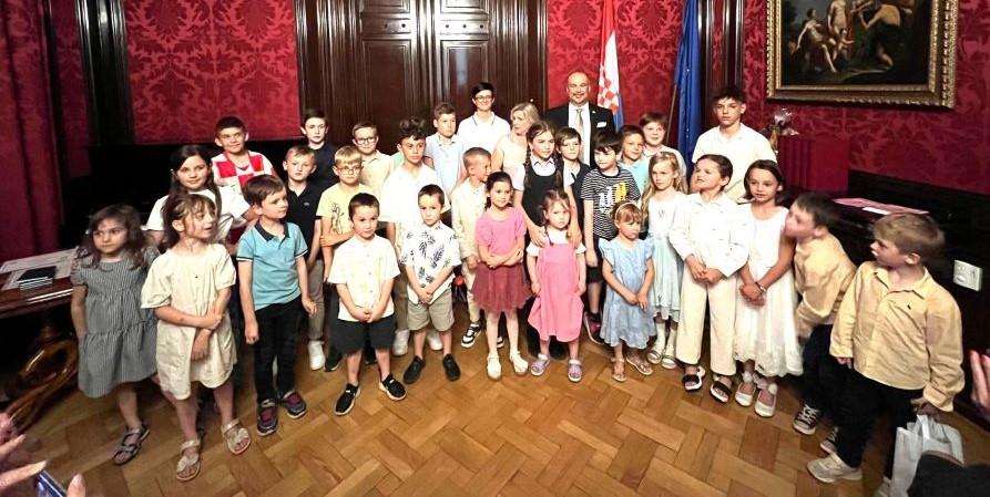 Roditelji i djeca u Veleposlanstvu RH u Beču / Foto: Fenix (Snježana Herek)