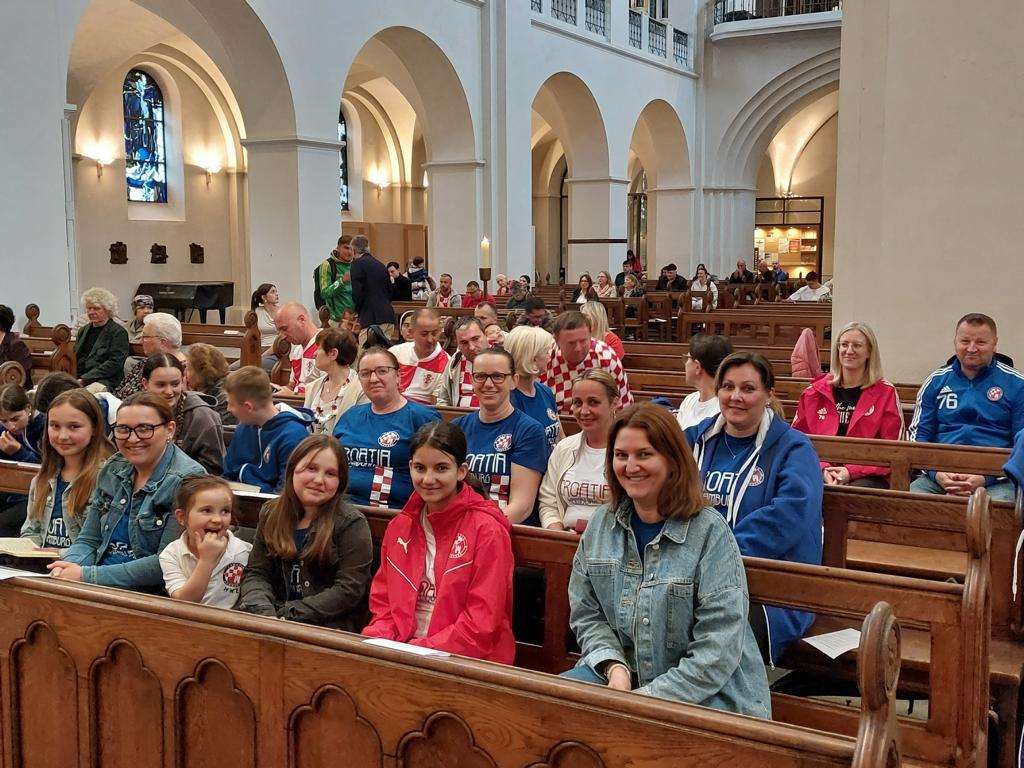 PODRŠKA VATRENIMA: Hrvati u Hamburgu se okupili na sv. misi u katedrali sv. Marije HKM Hamburg / Foto: Fenix (Kristina Grubešić)