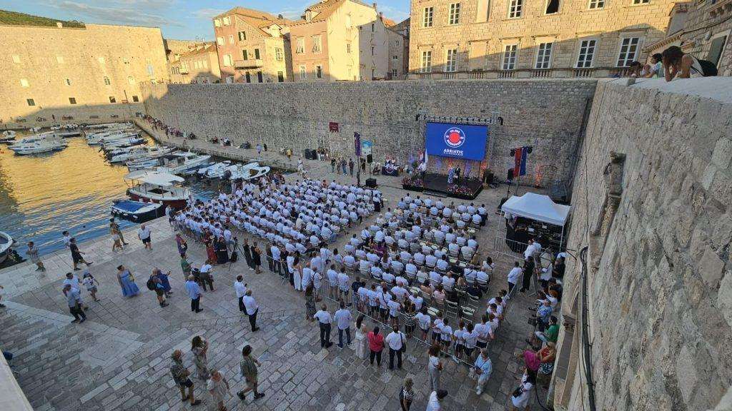 U staroj gradskoj luci podno dubrovačkih zidina obilježen stoti rođendan Juga, najtrofejnijeg hrvatskog vaterpolskog kluba / Foto: MVEP