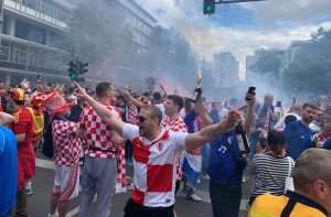 POGLEDAJTE FOTOGALERIJU: Berlin je u subotu na nekoliko sati postao "hrvatski grad", Hrvati su stigli iz cijele Europe Hrvatski navijaci u Berlinu