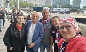 POGLEDAJTE FOTOGALERIJU: Berlin je u subotu na nekoliko sati postao "hrvatski grad", Hrvati su stigli iz cijele Europe Navijači s legendarnim liječnikom Vatrenih prof. dr. Borisom Nemecom / Foto. Fenix (ID)