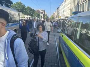 (FOTO) MANNHEIM SE OPRAŠTA OD UBIJENOG POLICAJCA: Više tisuća ljudi uz policajce odalo počast stradalom Rouvenu L. (29) Skup u Mannheimu