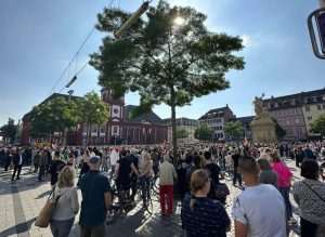(FOTO) MANNHEIM SE OPRAŠTA OD UBIJENOG POLICAJCA: Više tisuća ljudi uz policajce odalo počast stradalom Rouvenu L. (29) Skup u Mannheimu