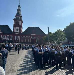 (FOTO) MANNHEIM SE OPRAŠTA OD UBIJENOG POLICAJCA: Više tisuća ljudi uz policajce odalo počast stradalom Rouvenu L. (29) Skup u Mannheimu